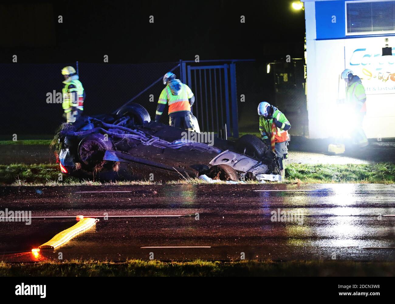MOTALA, SVEZIA - 21 NOVEMBRE 2020: Incidente stradale sabato sera. Polizia e servizi di soccorso in loco. Foto Gippe Gustafsson Foto Stock
