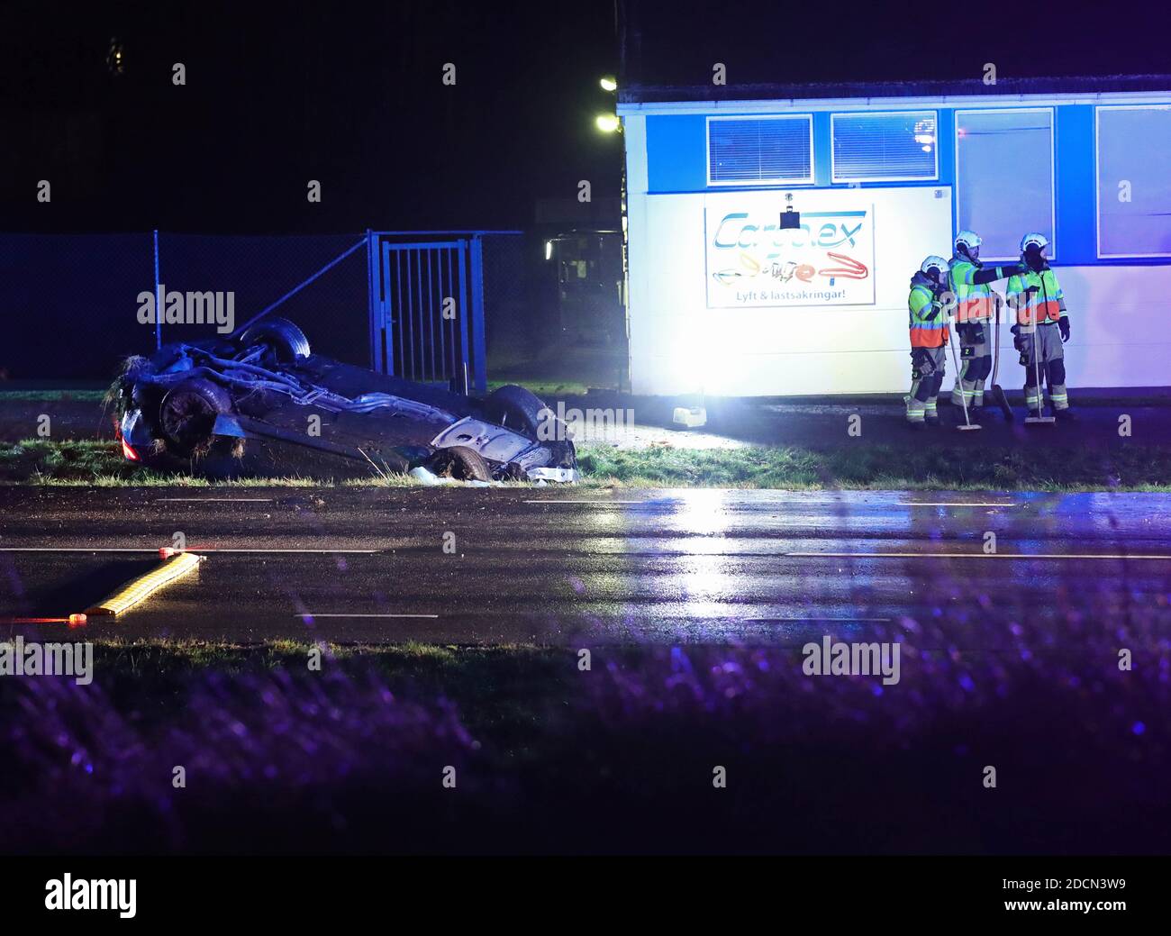MOTALA, SVEZIA - 21 NOVEMBRE 2020: Incidente stradale sabato sera. Polizia e servizi di soccorso in loco. Foto Gippe Gustafsson Foto Stock