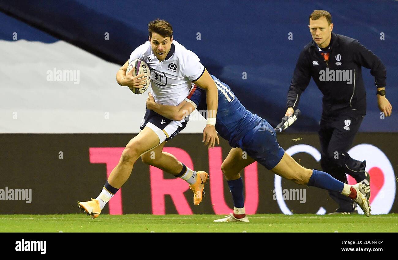 Il Sean Maitland scozzese (a sinistra) viene affrontato da Vincent Rattez, francese, durante la partita della Coppa delle nazioni d'autunno al BT Murrayfield Stadium di Edimburgo. Foto Stock