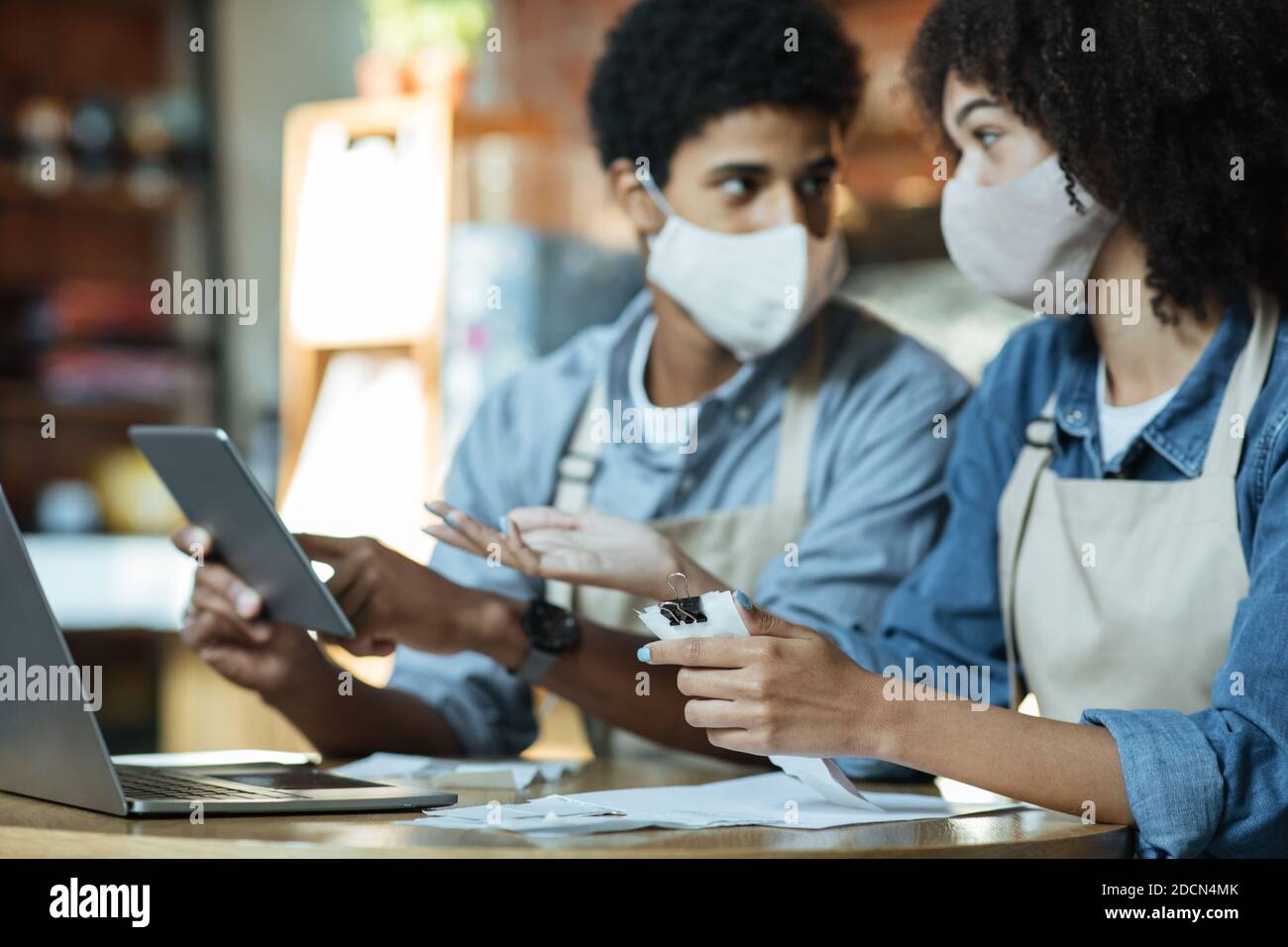 Problemi per i proprietari di piccole imprese e difficoltà di relazione durante COVID-19 epidemia Foto Stock