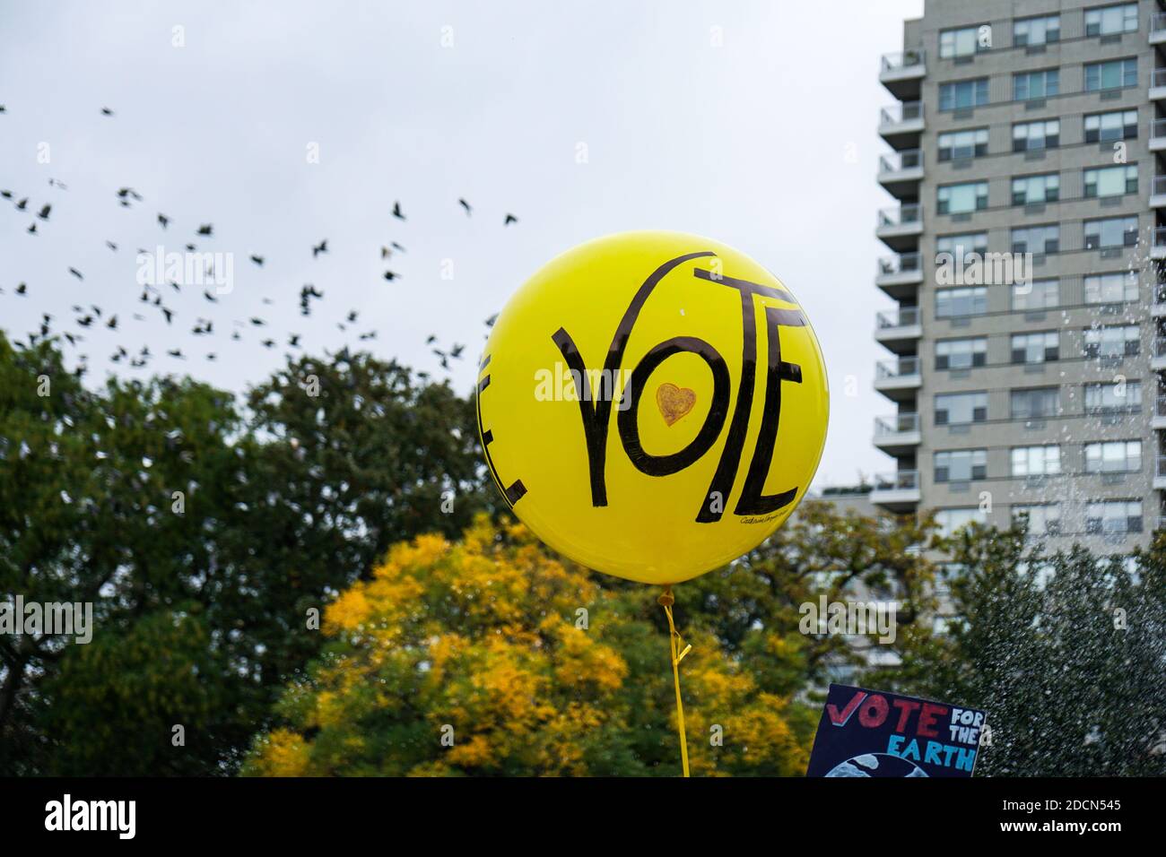 NEW YORK - 24 ottobre 2020: Mongolfiera con scritto 'voto' Foto Stock