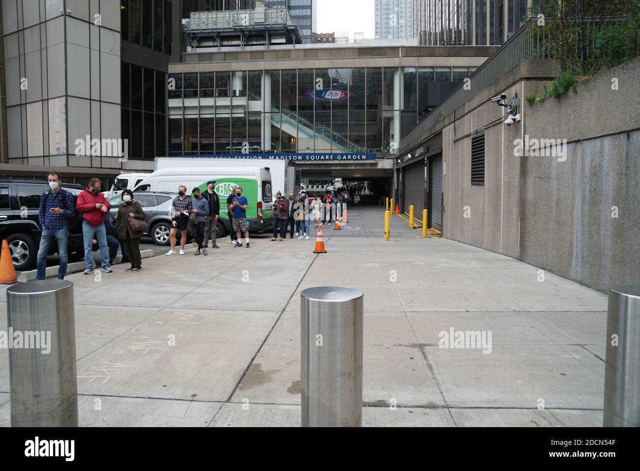 NEW YORK - 24 ottobre 2020: Persone in attesa di coda al Madison Square Garden per il 1° giorno di votazioni anticipate Foto Stock