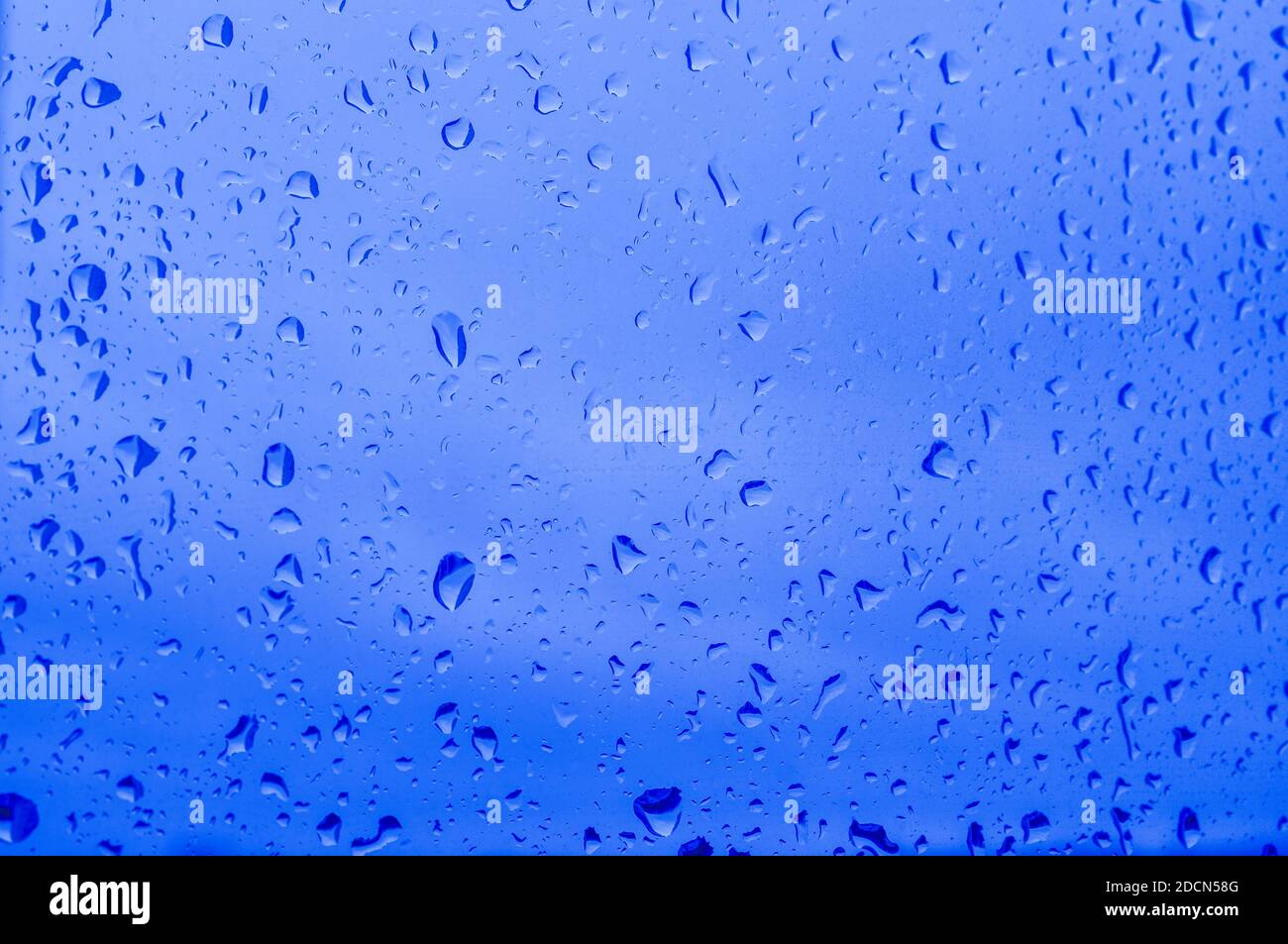 Immagine astratta di gocce d'acqua nel colore del Blu classico. Messa a fuoco selettiva. Orientamento orizzontale. Sfondo sfocato. Foto Stock