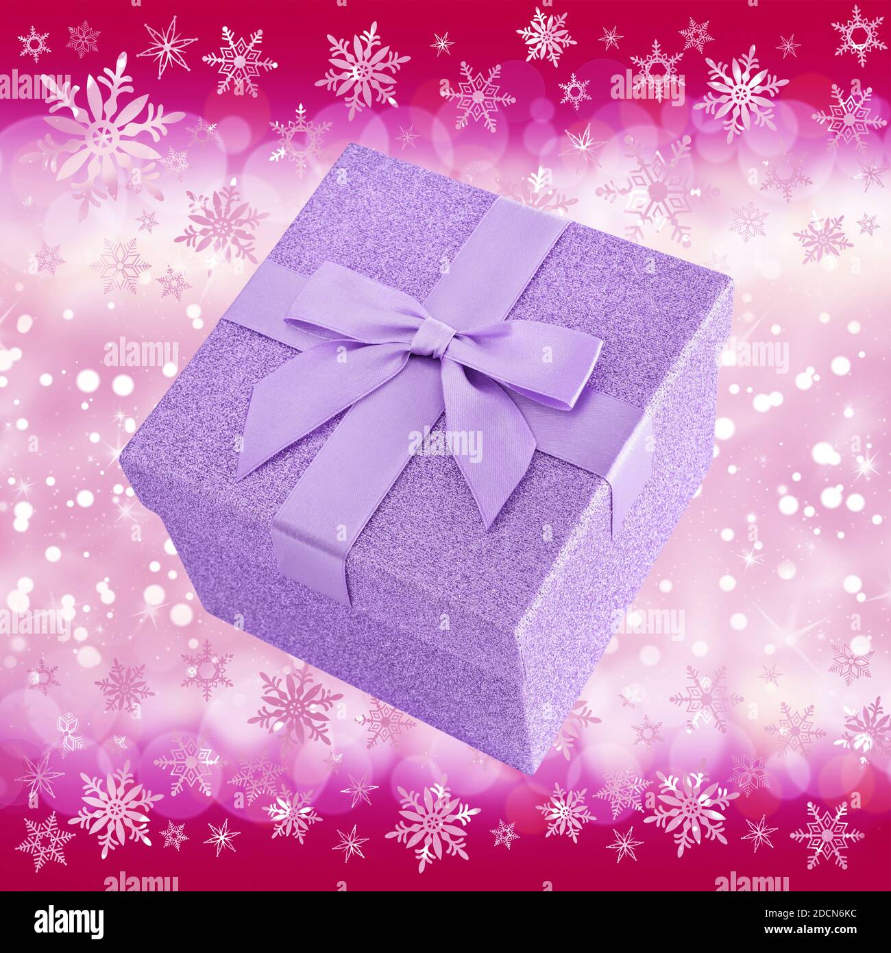 Regalo violetto sullo sfondo di Natale Foto Stock