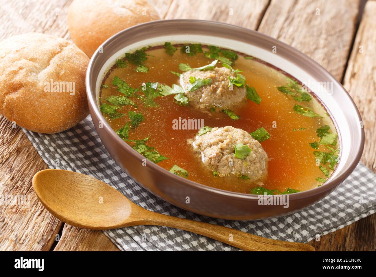 brodo di manzo chiaro con gnocchi di fegato da vicino in un piatto sul tavolo. orizzontale Foto Stock