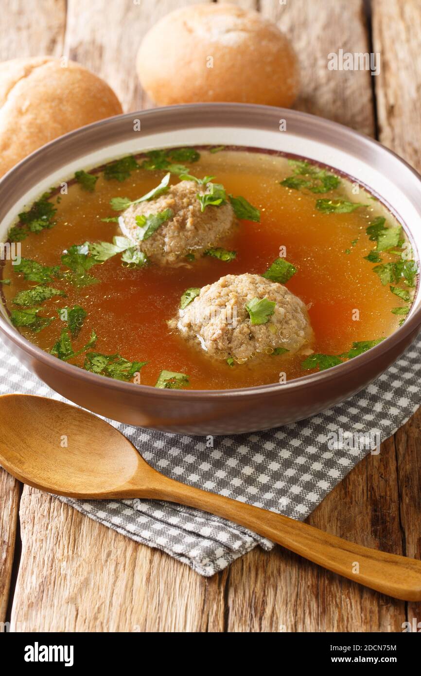 I gnocchi di fegato sono un piatto tradizionale bavarese tagliato in un primo piano di bropoth caldo in un piatto sul tavolo. Verticale Foto Stock