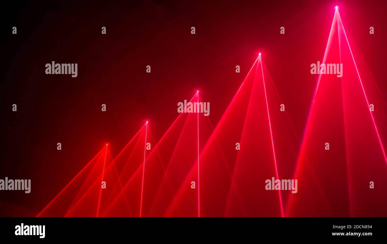 Installazione di spettacoli laser luminosi con raggi o raggi di colore rosso in camera buia Foto Stock