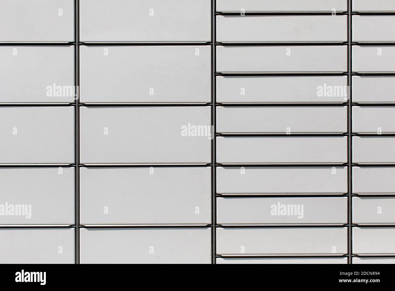 Una scatola di metallo divisa in tasche più piccole e più grandi in cui sono immagazzinate le parcelle provenienti da mittenti e destinatari. Foto Stock