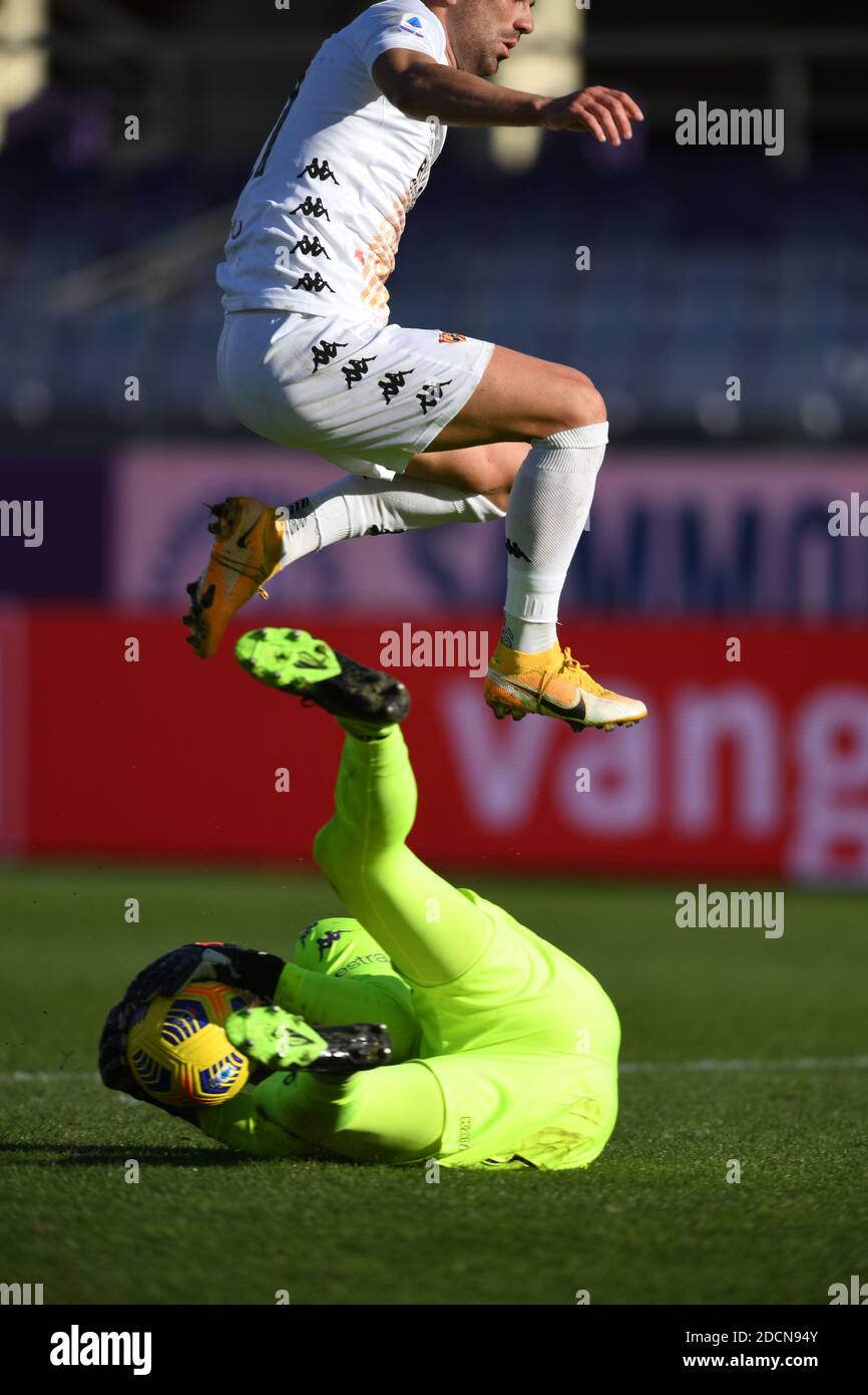 Firenze, Italia. 22 novembre 2020. Gabriele Moncini (Benevento)Bartlomiej Dragowski (Fiorentina) durante la partita italiana 'sarie A' tra Fiorentina 0-1 Benevento allo Stadio Artemio Franchi il 22 novembre 2020 a Firenze. Credit: Maurizio Borsari/AFLO/Alamy Live News Foto Stock