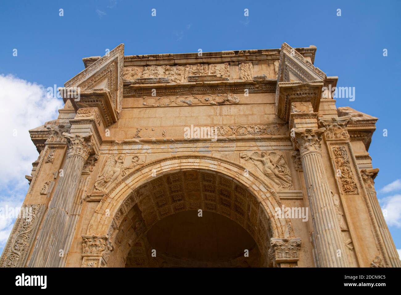 L'Arco di Settimio Severo nel sito archeologico di Leptis Magna, Libia Foto Stock