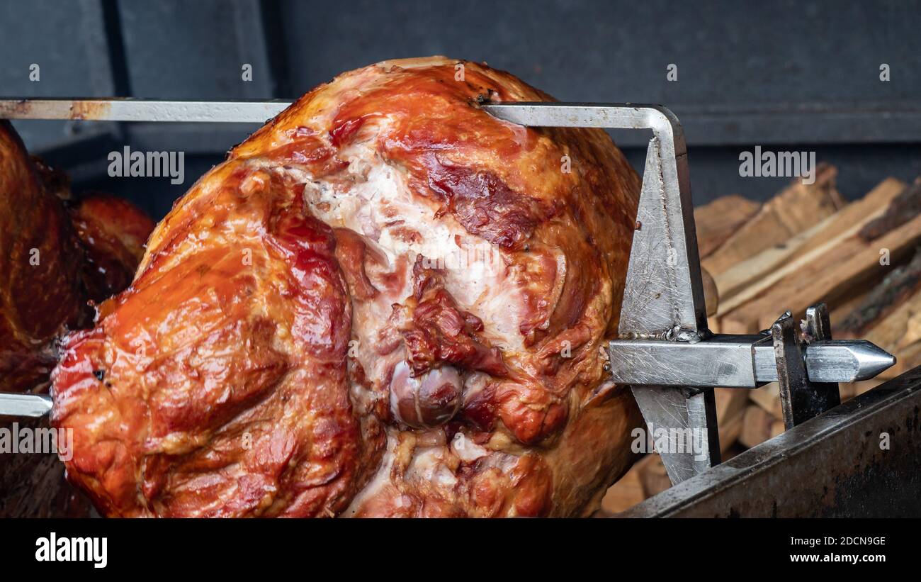 Il tradizionale ginocchio di Veprevo (nocciola di maiale) viene cucinato su uno spit arrosto in un barbecue a Praga, Repubblica Ceca Foto Stock