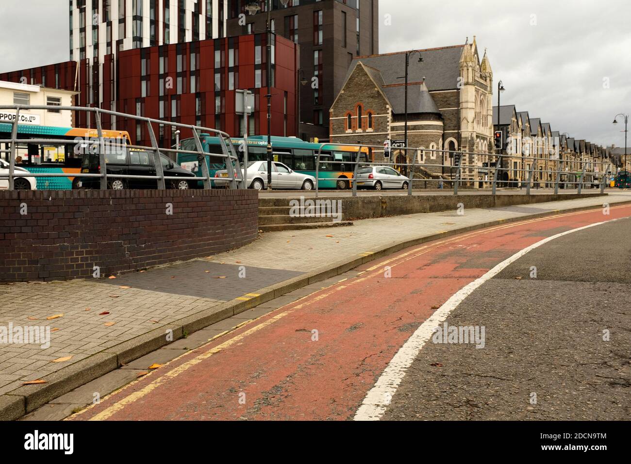 Novembre 2020 - piste ciclabili rosse nella capitale gallese di Cardiff. Foto Stock