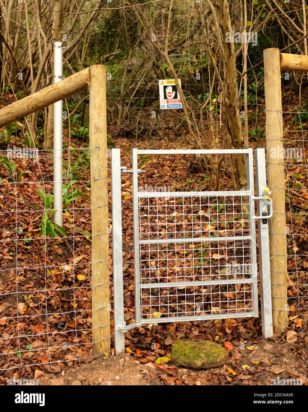 Novembre 2020 - nuovo cancello pedonale in metallo galvanizzato su a. sentiero nei boschi Foto Stock