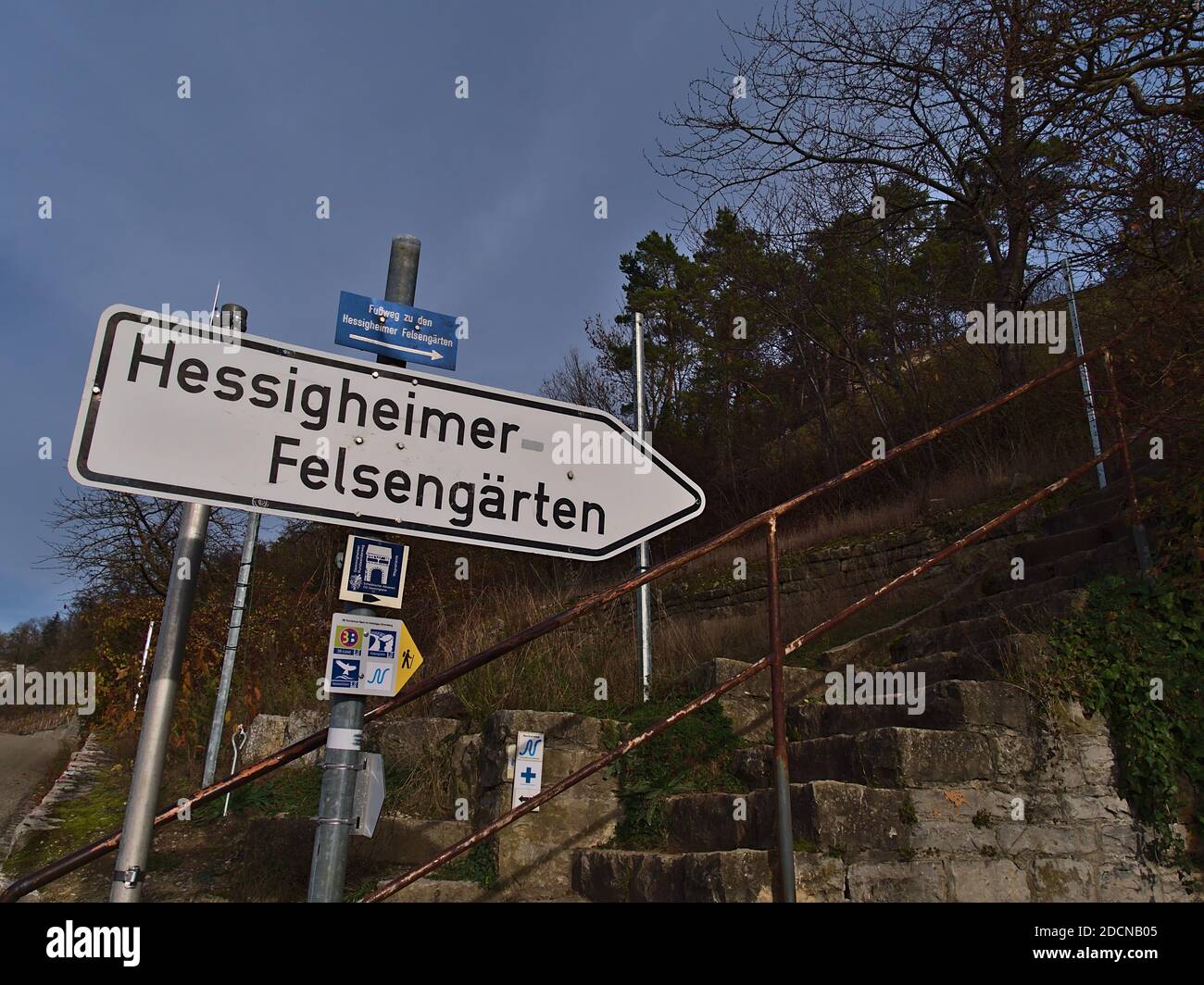 Cartello a forma di freccia con segnaletica stradale che indica la strada per Hessigheimer Felsengärten (testo sul cartello: Sentiero per 'giardini di roccia'), una popolare area di arrampicata. Foto Stock