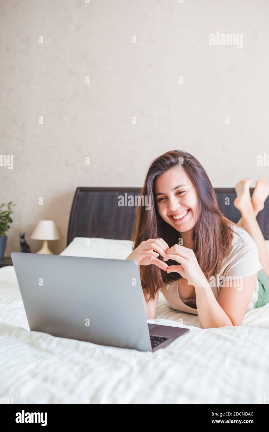 giovane bella donna che parla da video chat su laptop. online dating. copia spazio Foto Stock