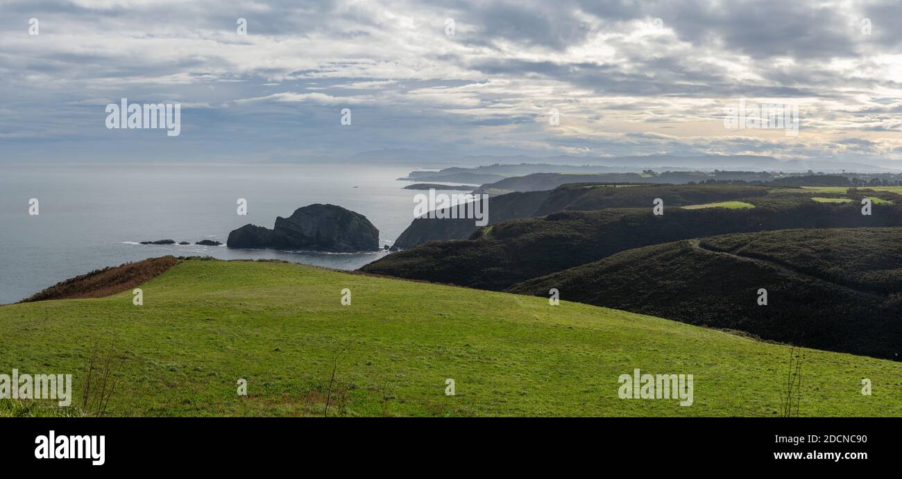 Una vista sulla costa selvaggia e selvaggia del Cabo de Penas nelle Asturie Foto Stock