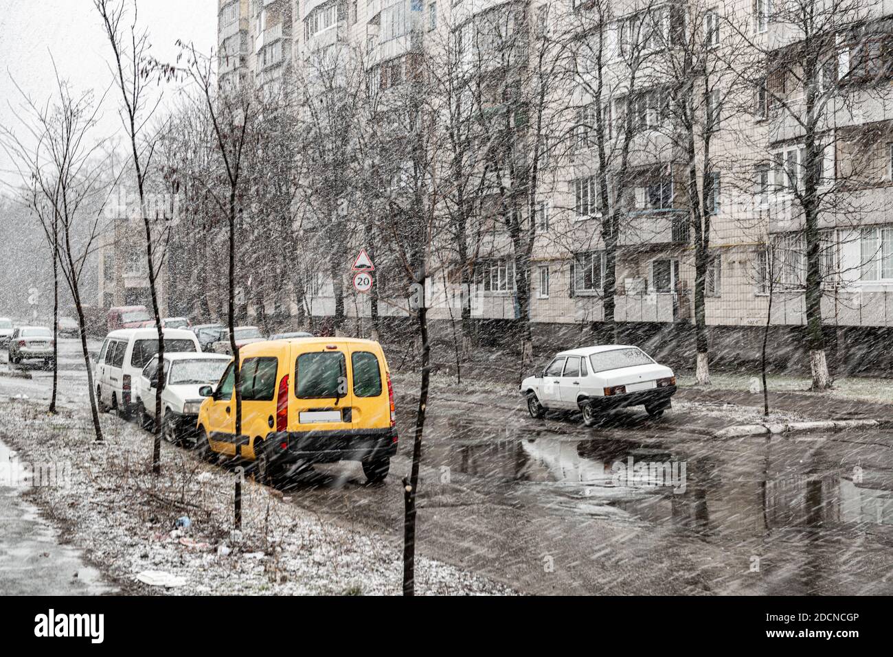 Nevicate pesanti sulle strade della città. Previsioni del tempo cattive. Previsione per pioggia e neve. Foto Stock