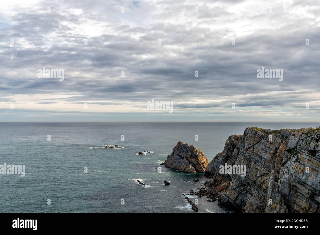 Una vista sulla costa selvaggia e selvaggia del Cabo de Penas nelle Asturie Foto Stock