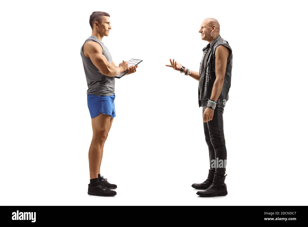 Foto di profilo a lunghezza intera di un uomo punk che parla con un allenatore di fitness maschile isolato su sfondo bianco Foto Stock
