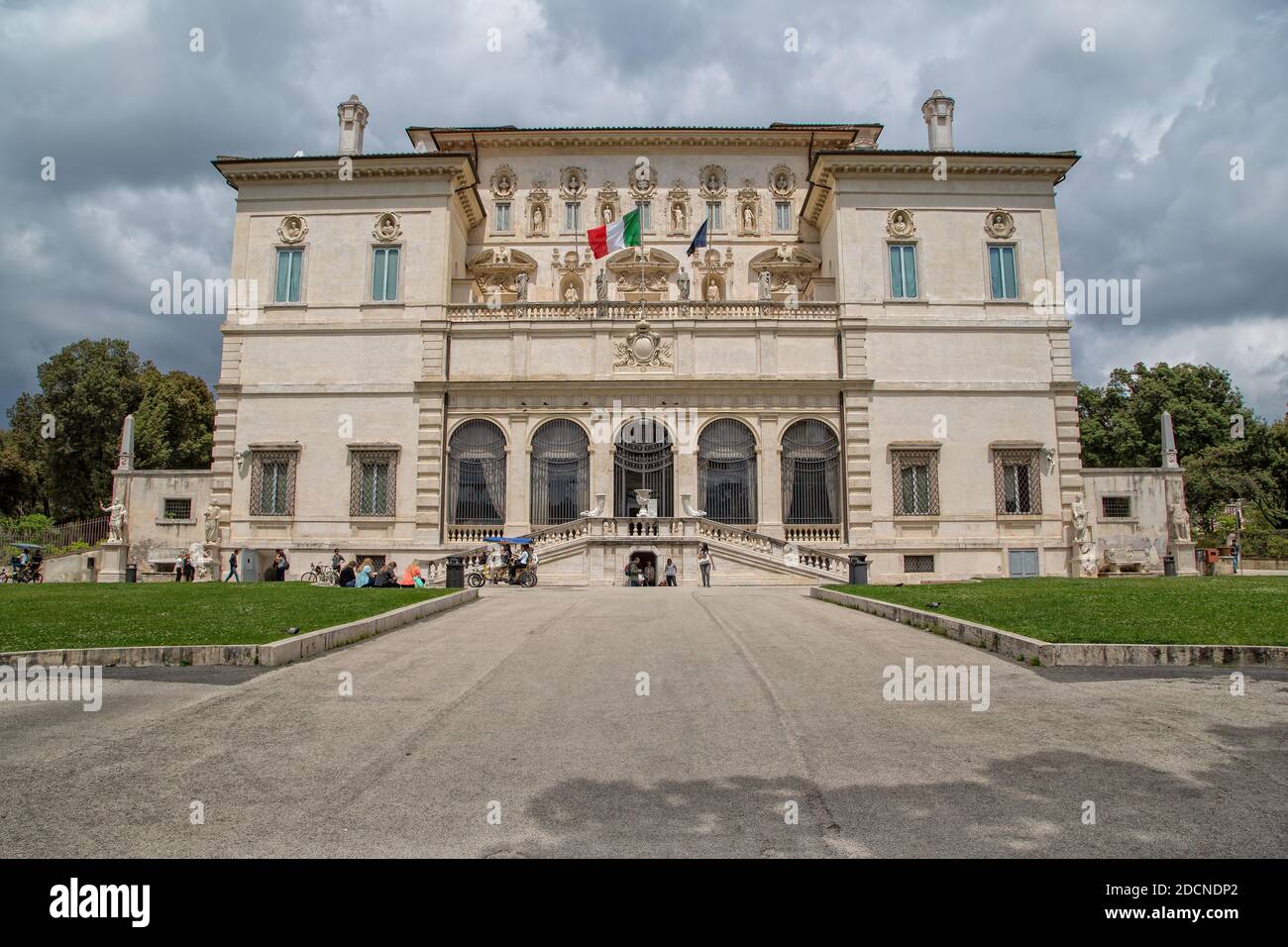 Roma, Italia - 15 maggio 2016: I turisti visitano la mostra alla Galleria Borghese e al Museo del Parco di Villa Borghese nella città di Roma. Foto Stock