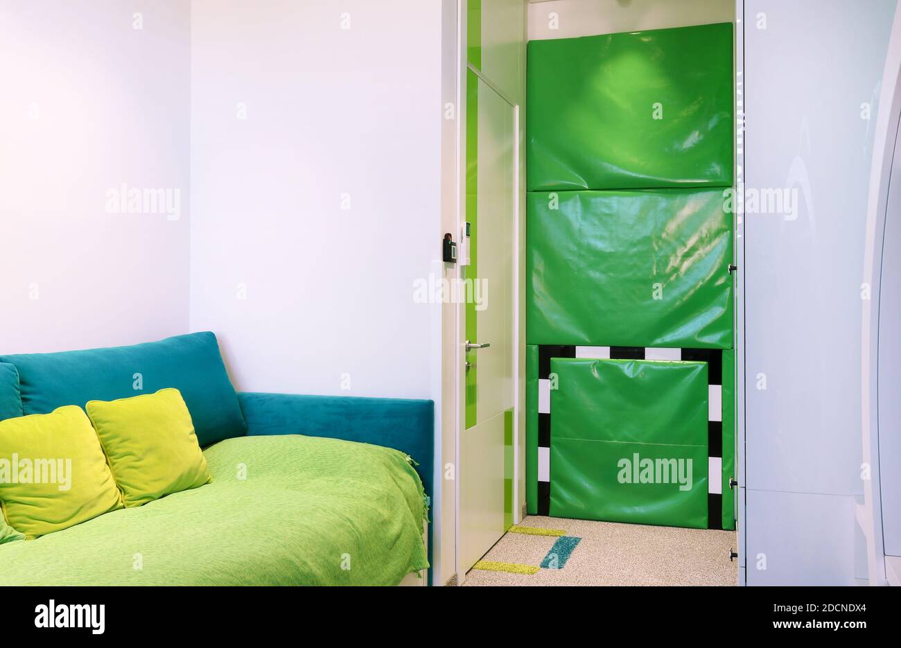 Camera creativa verde per ragazzi con morbido gol di calcio sulla parete Foto Stock