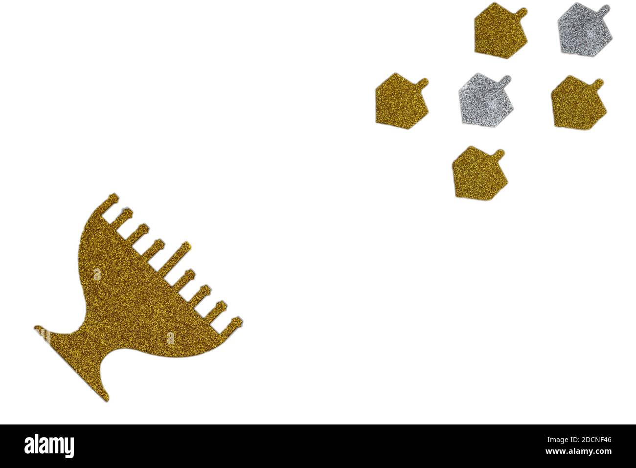 Golden glitter menorah e Dreidel girando top isolato su bianco. Immagine della vacanza ebraica Hanukkah. Foto Stock
