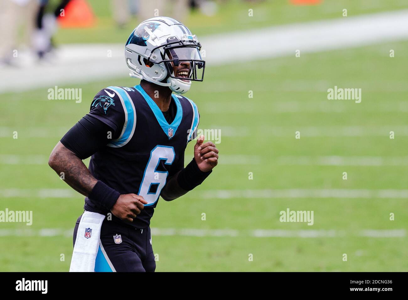 22 novembre 2020: Quarterback Carolina Panthers P.J. Walker (6) corre al huddle nel matchup NFL al Bank of America Stadium di Charlotte, NC. (Supporti Scott Kinser/Cal Sport) Foto Stock