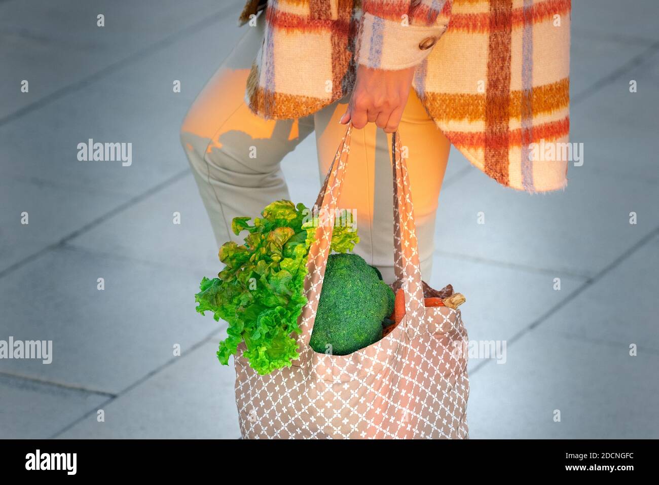 Donna con borsa di prodotti tessili eco-riutilizzabili con verdure. Dieta sana a base di piante. Zero sprechi, concetto privo di plastica Foto Stock