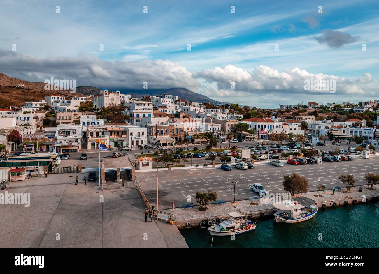 Situato sulla costa occidentale dell'isola di Andros, Gavrio è l'unico porto che collega Andros a Rafina. Un tempo villaggio di pescatori, ora è una località turistica estiva Foto Stock