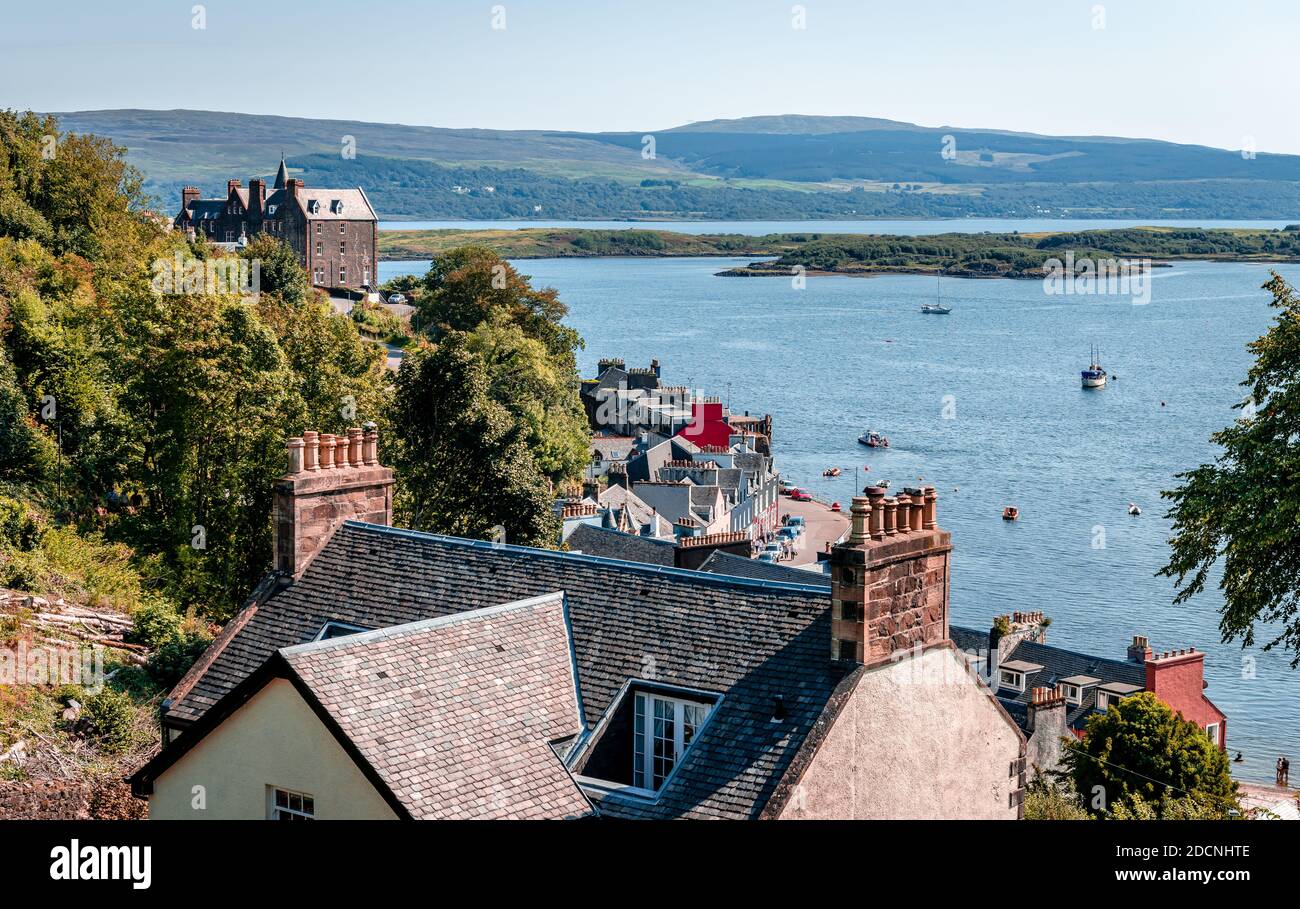 Vista di Tobermory dall'alto. Tobermory è la capitale di Mull e fino al 1973 il solo burgh on the Isle of Mull in scozzese Ebridi Interne. Foto Stock