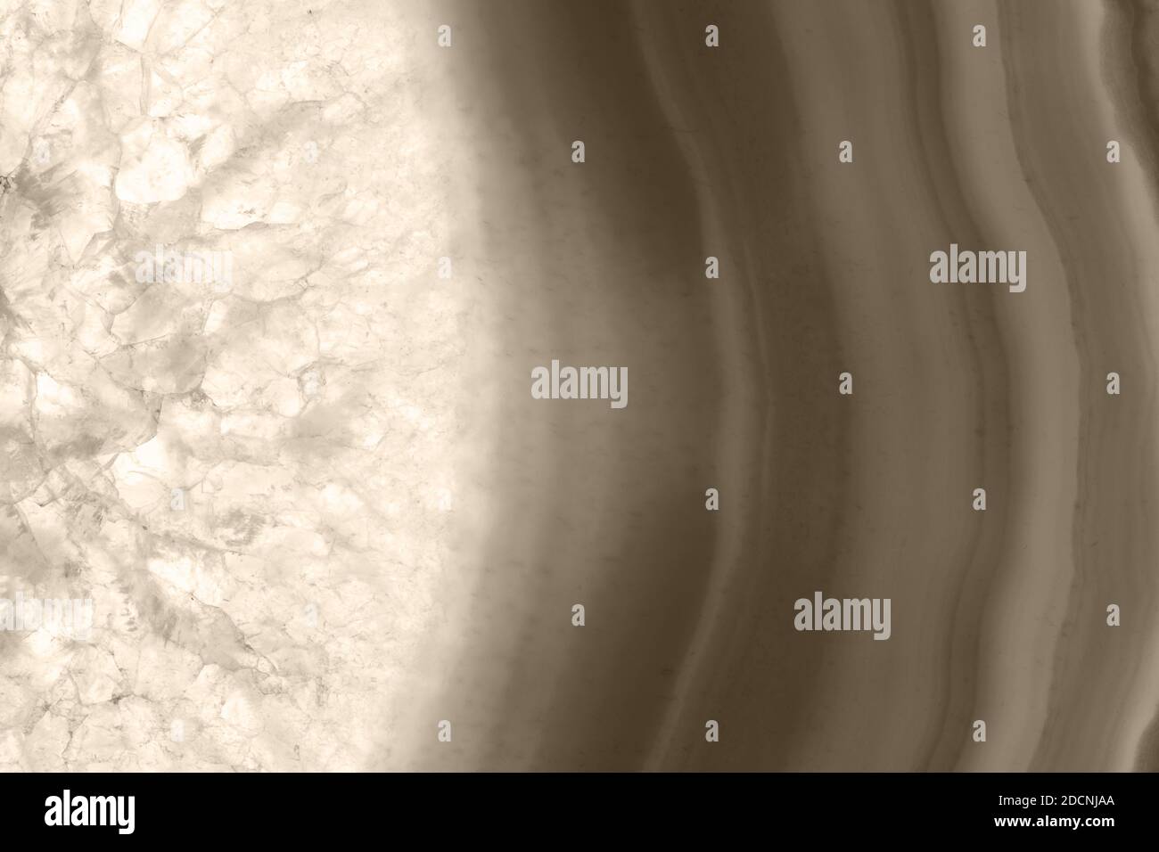 Fondo astratto, sepia toned agate slice minerale sezione trasversale, colore dell'anno 2021: Set Sail Champagne Foto Stock