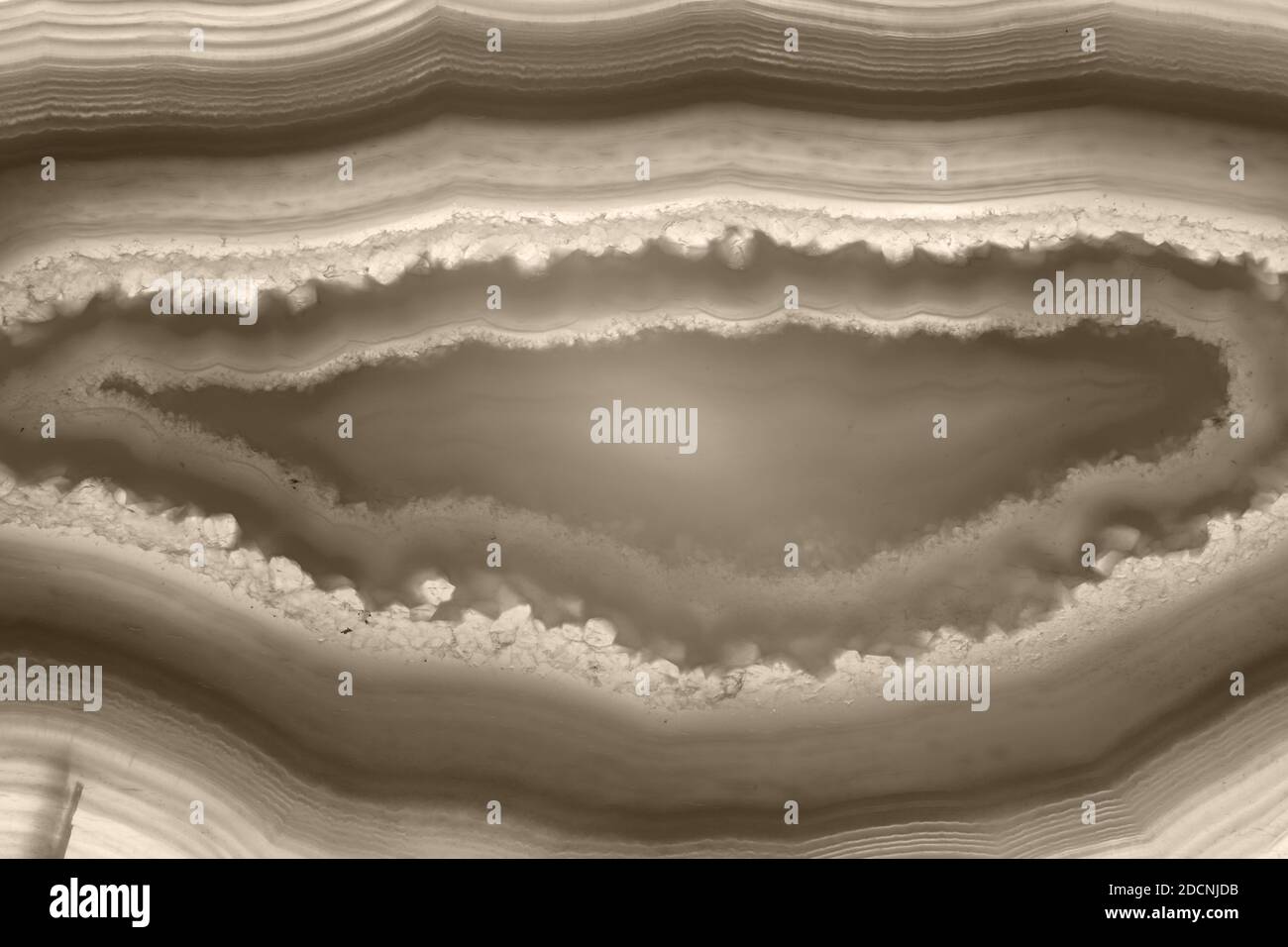 Fondo astratto, sepia toned agate slice minerale sezione trasversale, colore dell'anno 2021: Set Sail Champagne Foto Stock