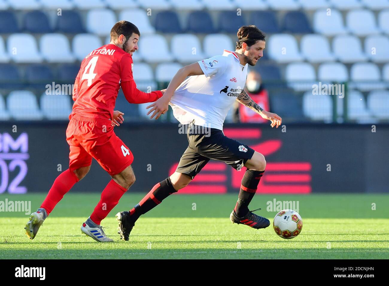 Vercelli, Italia. 22 novembre 2020. Simone Emmanuello (8 FC Pro Vercelli) e Tommaso Gattoni (4 AC Pro Sesto) in azione durante la gara italiana Serie C tra FC Pro Vercelli e AC Pro Sesto Cristiano Mazzi/SPP Credit: SPP Sport Press Photo. /Alamy Live News Foto Stock