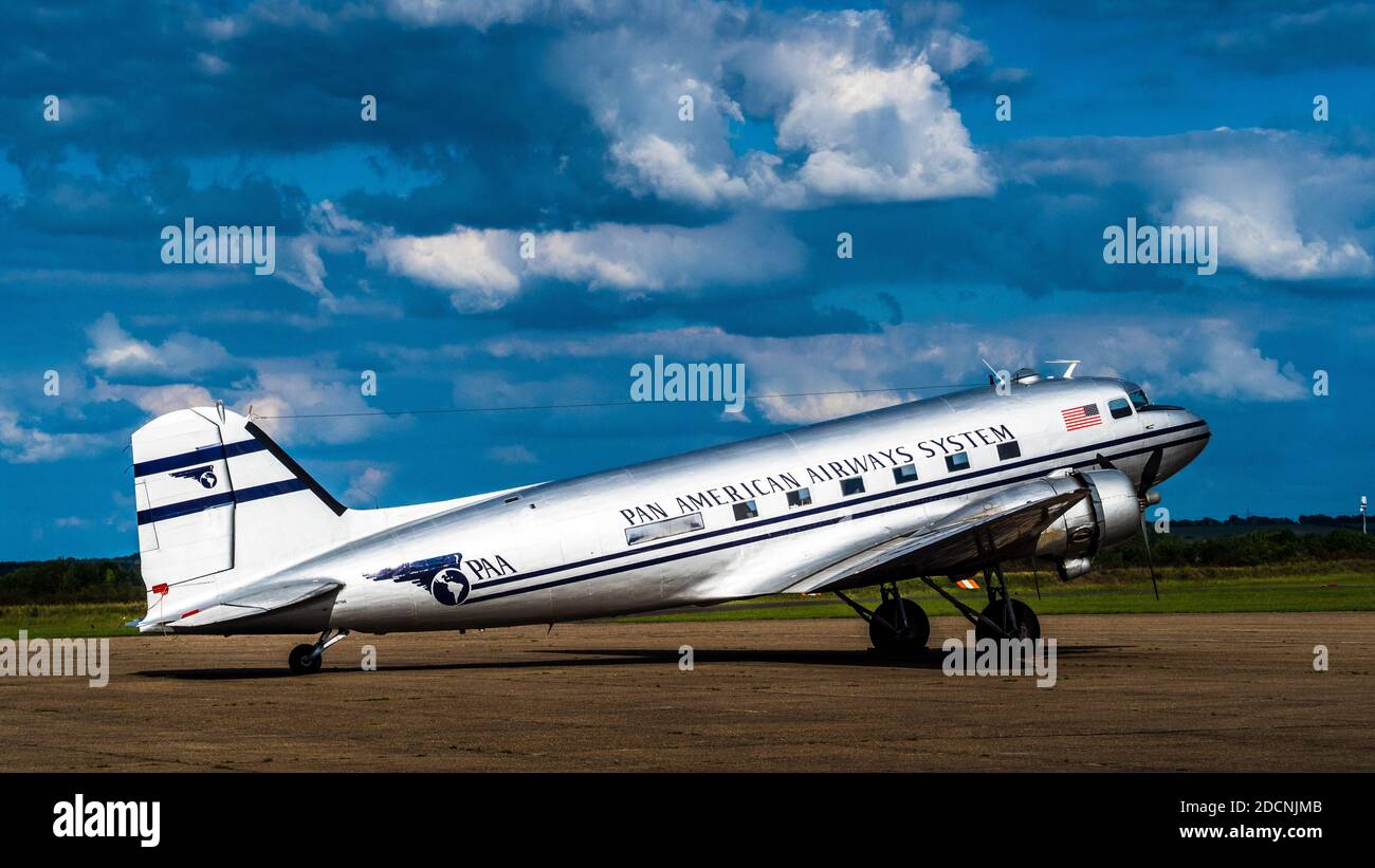 Aereo di linea Pan American DC-3 - reg N877MG nel 1949 Pan American World Airways Paintscheme. Costruito nel 1944 come modello C-47BC-47B, convertito in configurazione VIP DC-3. Foto Stock