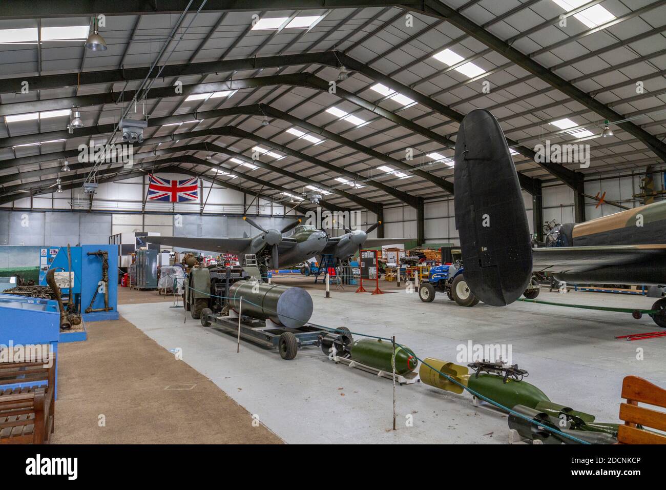 Vista generale all'interno della gruccia principale (che mostra una zanzara), Lincolnshire Aviation Heritage Museum, East Kirkby, Spilsby, Lincs, Regno Unito. Foto Stock
