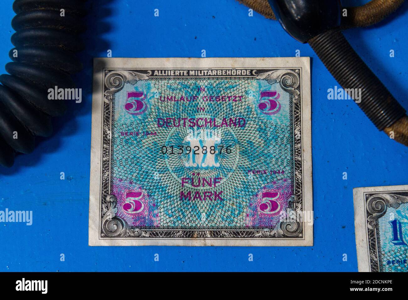 WWII, Serie 1944, contrassegno Funf della nota della banca di valuta tedesca, nota di contrassegno 5, museo dell'aviazione del Lincolnshire Heritage, Kirkby orientale, Spilsby, Lincs, Regno Unito. Foto Stock