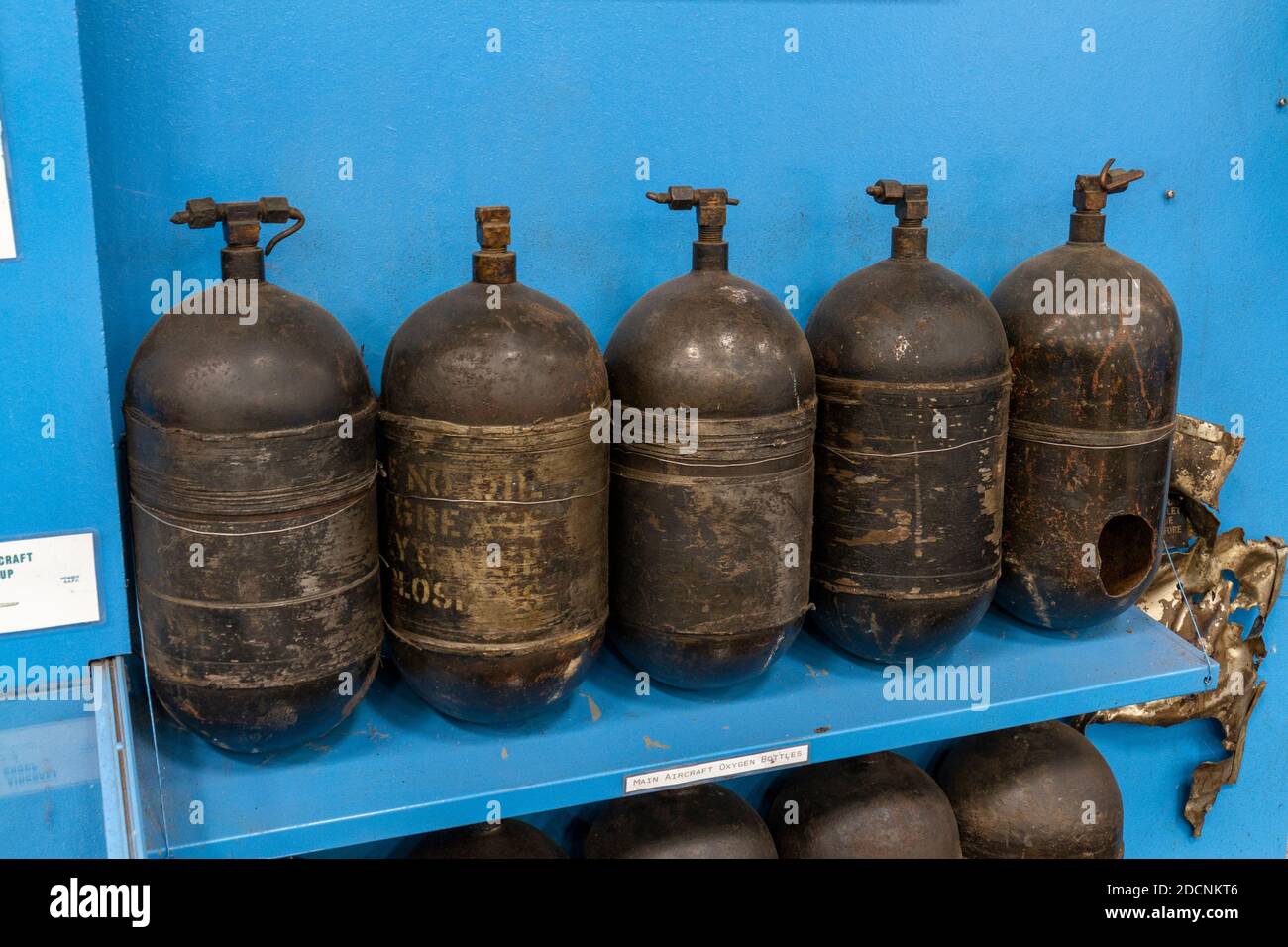 Main Aircraft Oxygen BottlesLincolnshire Aviation Heritage Museum, East Kirkby, Spilsby, Lincs, UK. Foto Stock