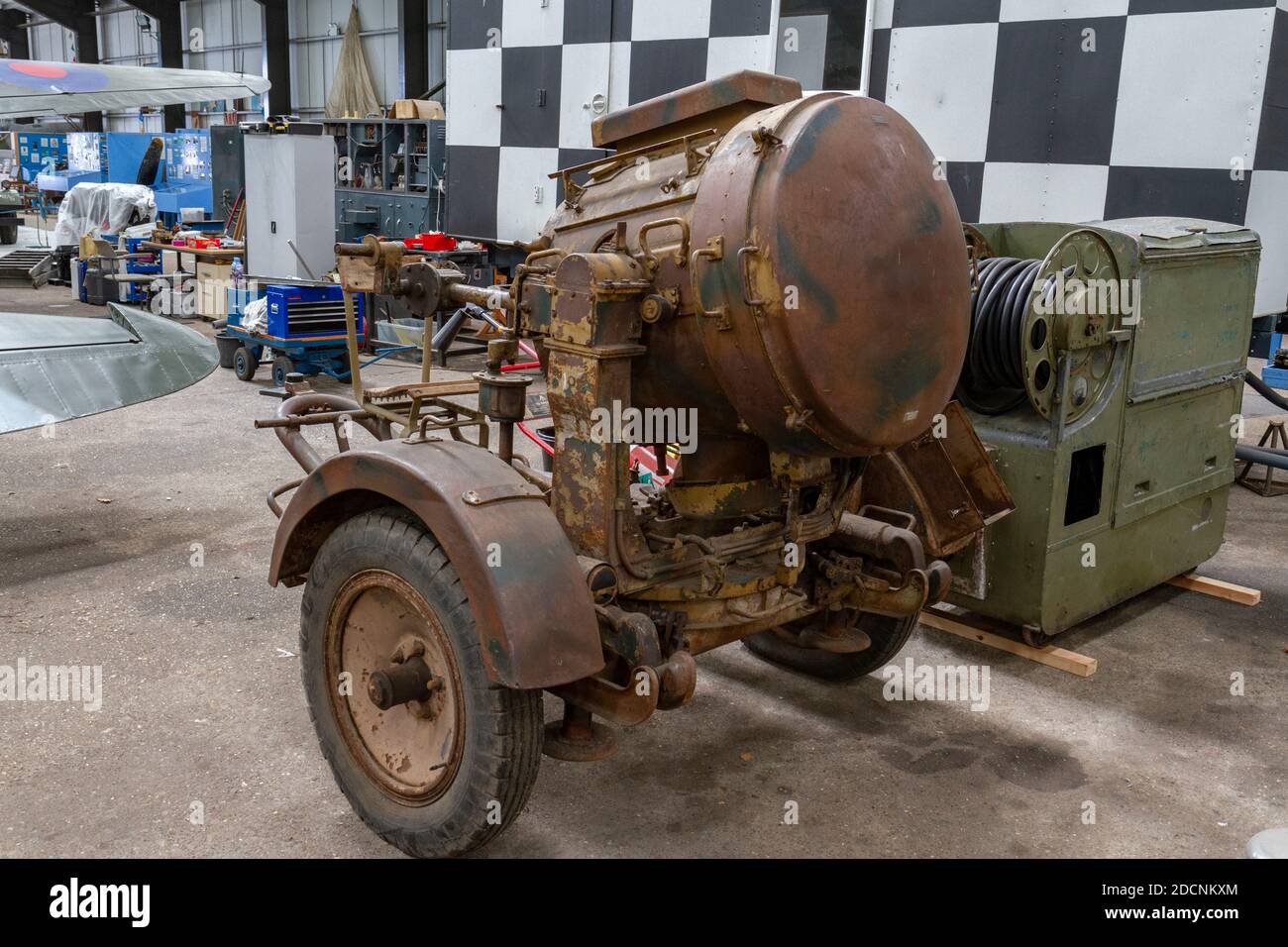 Un proiettore e generatore tedesco della seconda guerra mondiale da 60 cm, Lincolnshire Aviation Heritage Museum, East Kirkby, Spilsby, Lincs, Regno Unito. Foto Stock