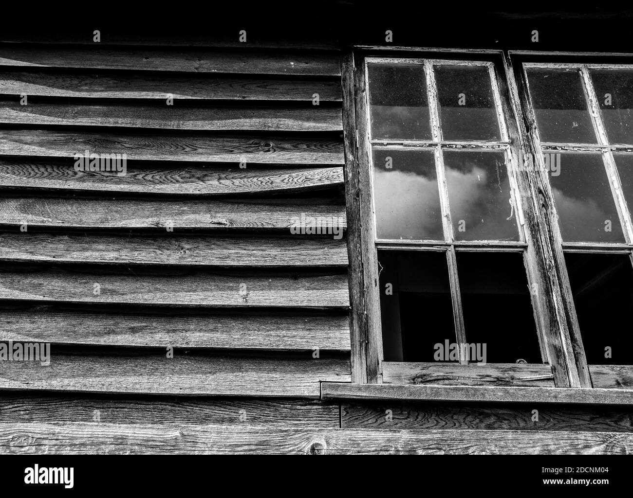 Edificio rivestito in legno in stato di decadimento. Foto Stock