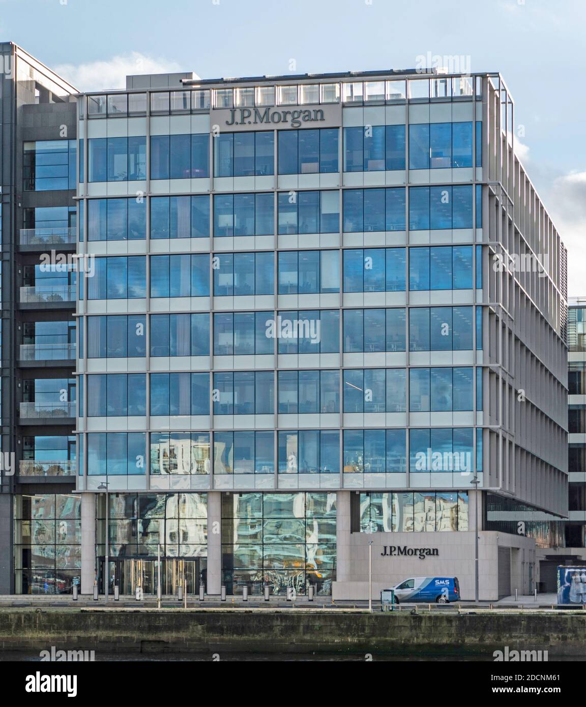 Uffici di J P Morgan su Sir John Rogersons Quay a Dublino, Irlanda, che forniscono servizi e prodotti finanziari. Foto Stock