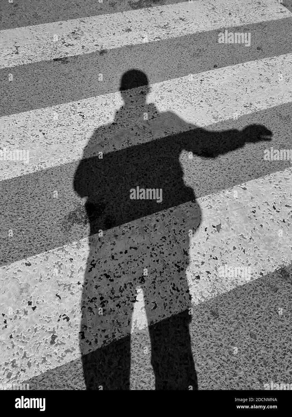 Silhouette di un turista su una traversata pedonale. Foto B W. Foto Stock