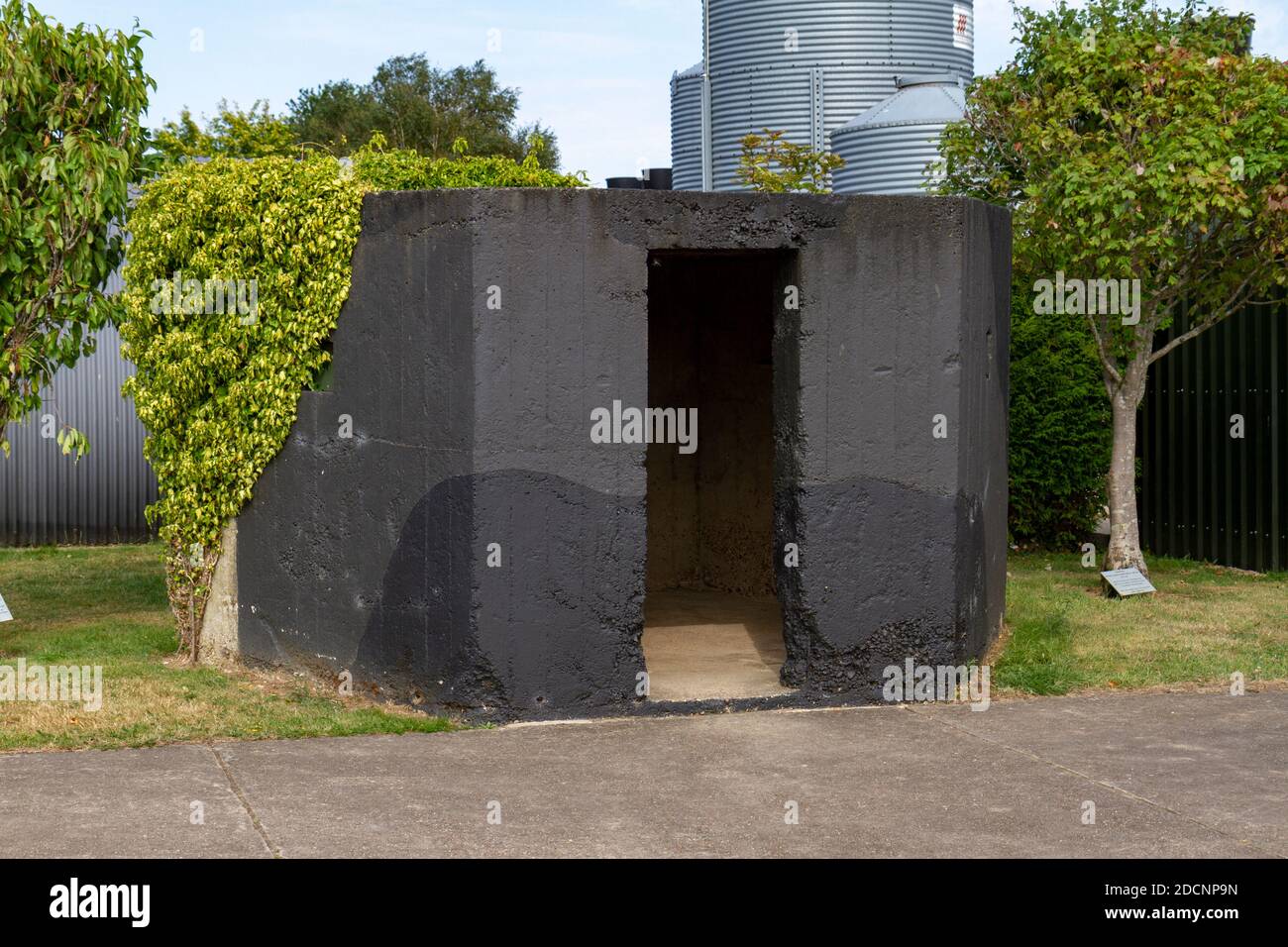 Original Airfield Air raid Shelter (RAF East Kirkby), Lincolnshire Aviation Heritage Museum, East Kirkby, Spilsby, Lincs, Regno Unito. Foto Stock