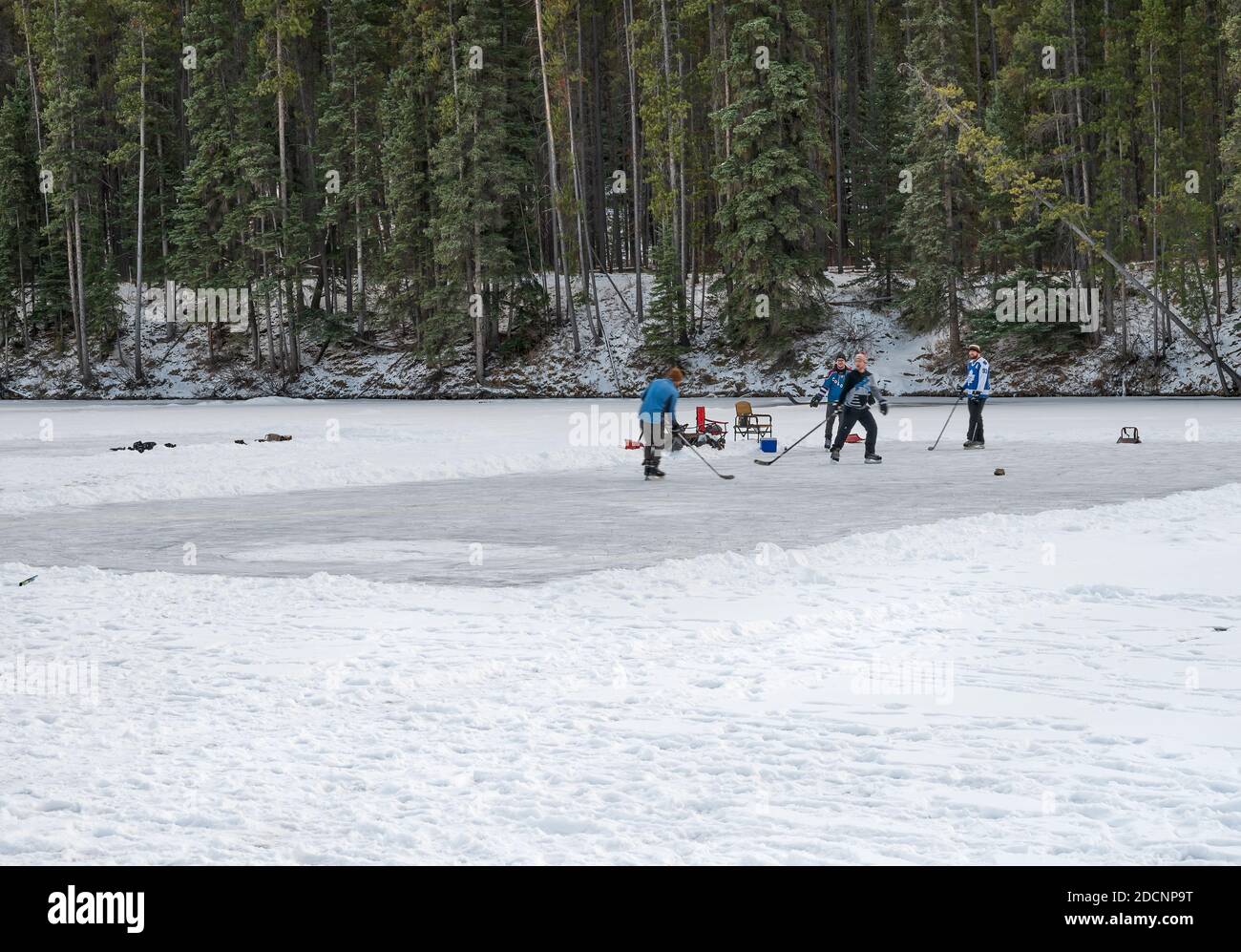 Banff National Park, Alberta, Canada – 21 novembre 2020: Pattinatori di ghiaccio e giocatori di hockey sul lago Johnson nel Banff National Park, Alberta, Canada Foto Stock