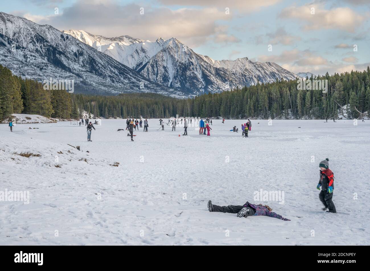 Banff National Park, Alberta, Canada – 21 novembre 2020: Pattinatori di ghiaccio e giocatori di hockey sul lago Johnson nel Banff National Park, Alberta, Canada Foto Stock