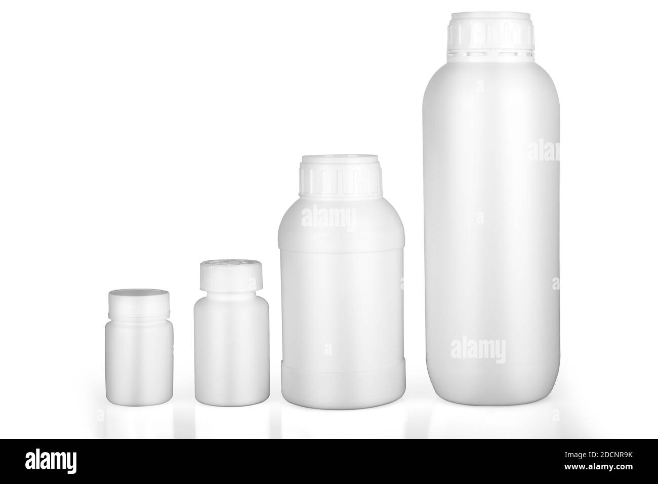 Flacone in plastica senza etichetta su sfondo bianco Foto Stock