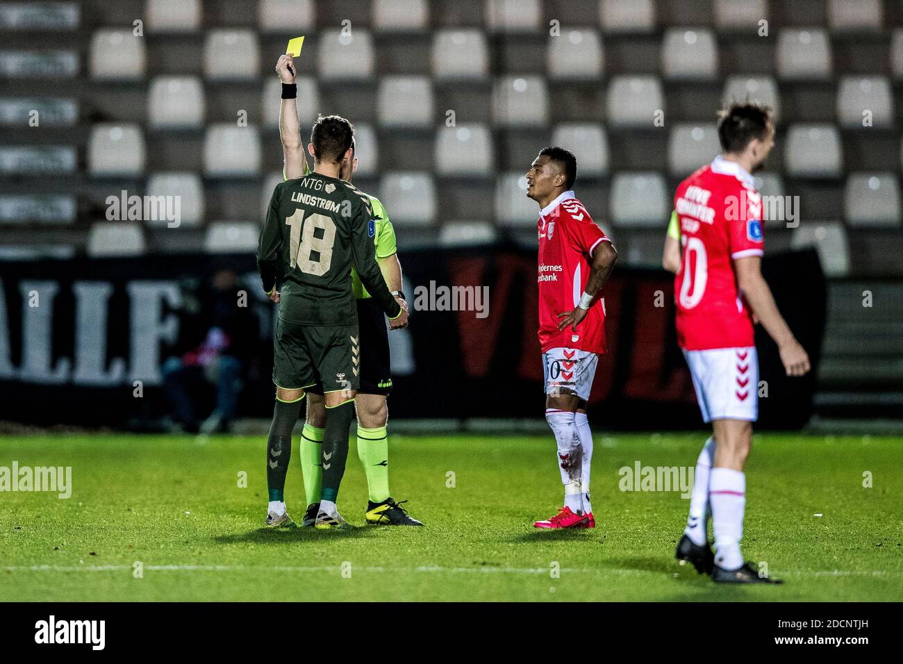 Vejle, Danimarca. 22 novembre 2020. L'arbitro Jakob Sundberg libri Jesper Lindstrom (18) di Brondby IF e Allan Sousa (50) di Vejle visto durante la partita 3F Superliga tra Vejle Boldklub e Brondby IF a Vejle Stadion a Vejle. (Photo Credit: Gonzales Photo/Alamy Live News Foto Stock