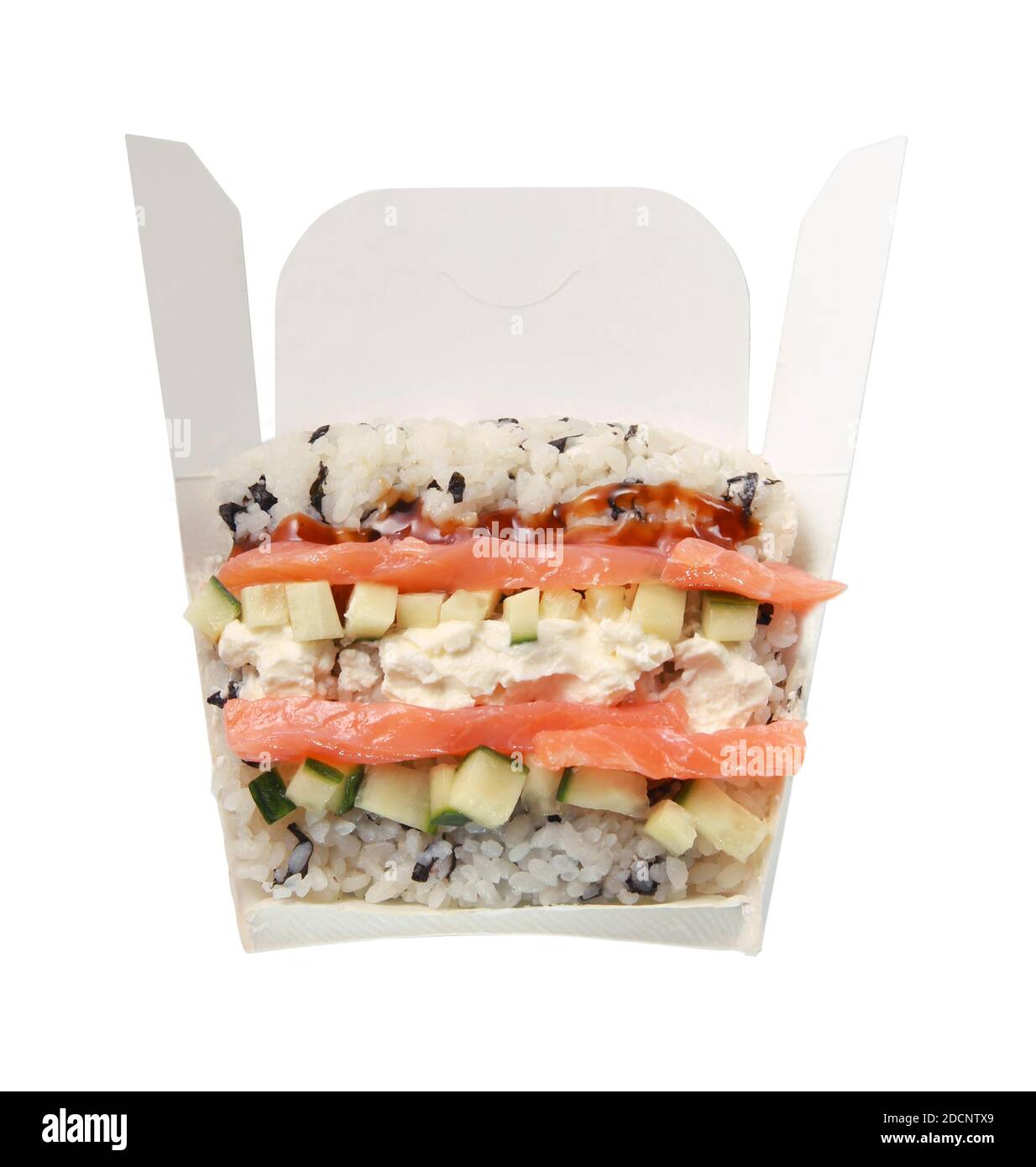 Insalata di sushi in una scatola di cartone da portare via. Vista in sezione. Tutti gli ingredienti sono disposti a strati per una migliore esperienza visiva. Foto Stock Insalata di sushi in una scatola di cartone da portare via. Vista in sezione. Tutti gli ingredienti sono disposti a strati per una migliore esperienza visiva. Foto Stock