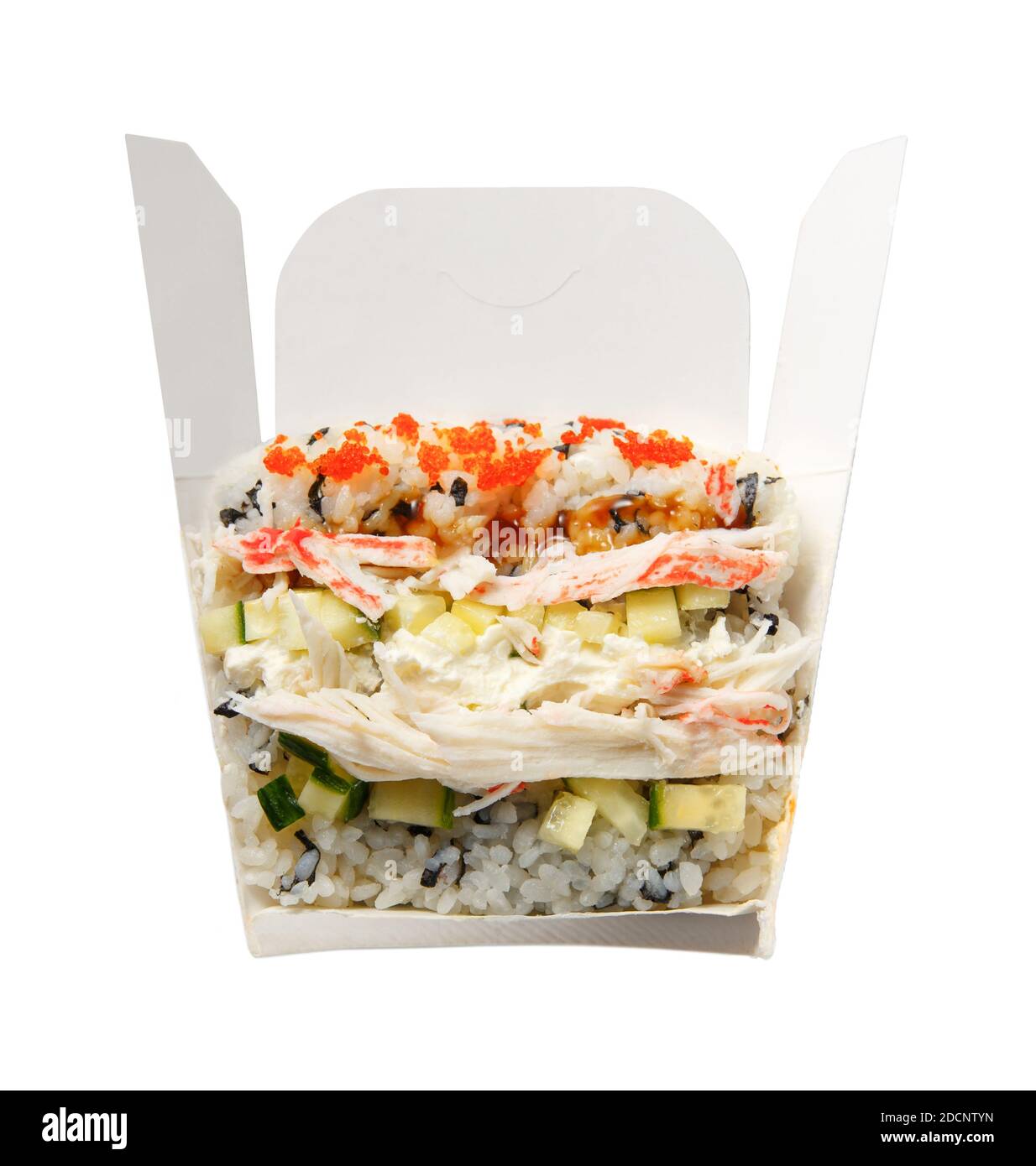 Insalata di sushi in una scatola di cartone da portare via. Vista in sezione. Tutti gli ingredienti sono disposti a strati per una migliore esperienza visiva. Foto Stock Insalata di sushi in una scatola di cartone da portare via. Vista in sezione. Tutti gli ingredienti sono disposti a strati per una migliore esperienza visiva. Foto Stock