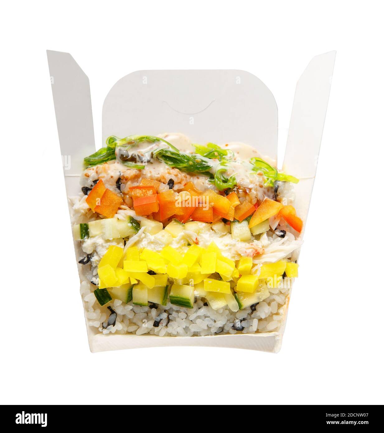 Insalata di sushi in una scatola di cartone da portare via. Vista in sezione. Tutti gli ingredienti sono disposti a strati per una migliore esperienza visiva. Foto Stock Insalata di sushi in una scatola di cartone da portare via. Vista in sezione. Tutti gli ingredienti sono disposti a strati per una migliore esperienza visiva. Foto Stock