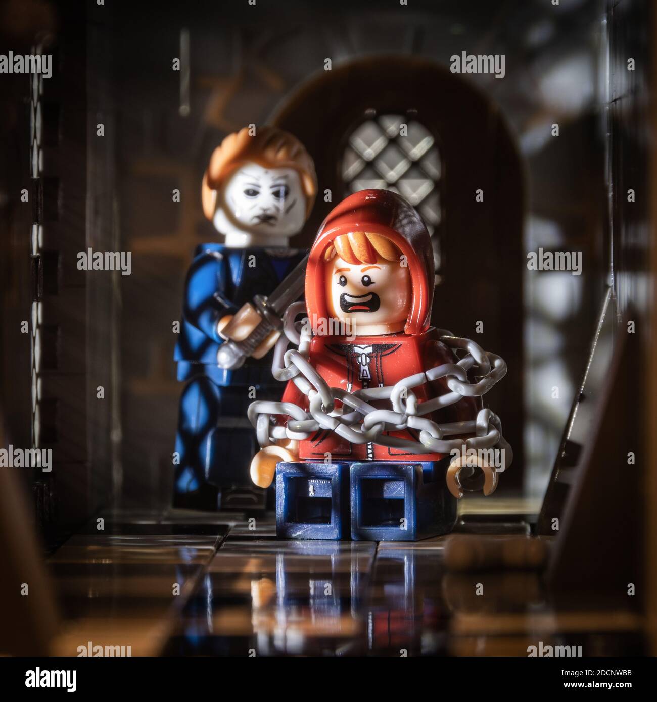 Micheal Myers ha la sua prossima vittima incatenata pronto per alcune scene veramente horror. Tutto creato con il giocattolo preferito di tutti, Lego. Foto Stock